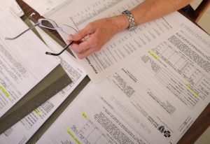 Organización de facturas médicas y documentos del seguro